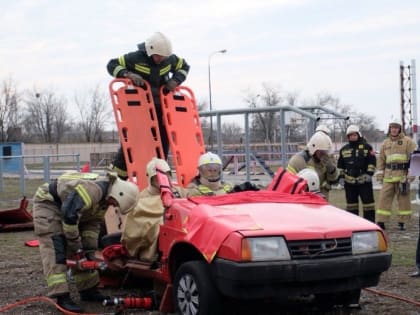 В Элисте определили лучших по проведению аварийно-спасательных работ на месте ДТП