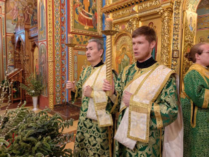 В канун Входа Господня в Иерусалим архиепископ Юстиниан совершил всенощное бдение в Казанском соборе Элисты 