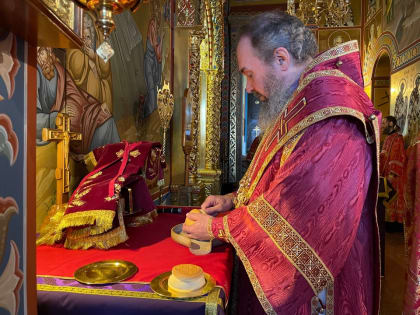 В день памяти Федора Тирона архиепископ Юстиниан совершил Литургию в Казанском соборе Элисты 