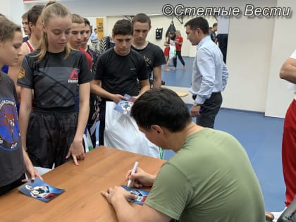 Глава Калмыкии встретился со спортсменами из новых регионов России