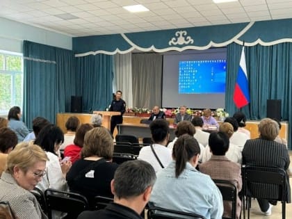 Сотрудники Госавтоинспекции Калмыкии провели профбеседы с детьми и родителями