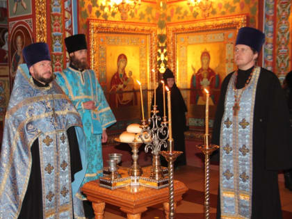 В канун Введения во храм Богородицы архиепископ Юстиниан совершил всенощное бдение в Казанском соборе Элисты 