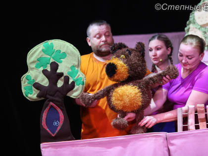 Горловский театр кукол на сцене в Элисте показал Улитку и Волчонка