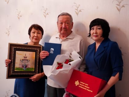 Светлана Налыкова поздравила Колдаева Бориса Эрдниевича, старейшего члена партии «Единая Россия»