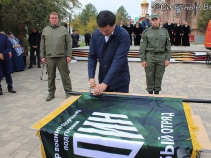 Центр «Воин» в Калмыкии первым из всех филиалов получил знамя