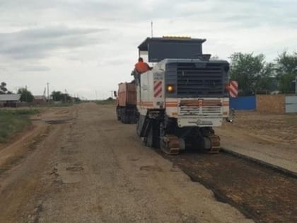 В калмыцком поселке ремонтируют дорогу