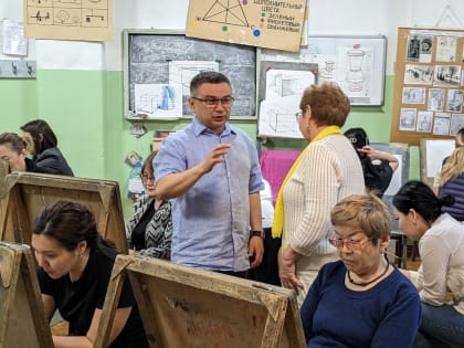 Калмыцкий художник дал мастер-класс для медиков