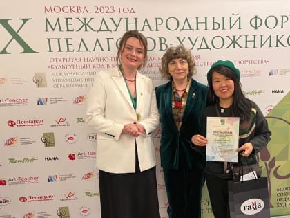 Основатель арт-студии из Калмыкии стала лучшим педагогом-художником