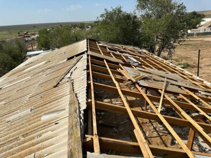 В районе Калмыкии ветер сорвал крышу школы