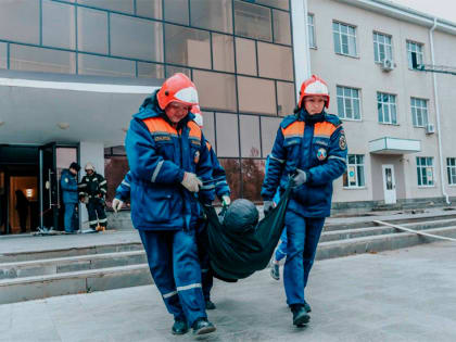 Элистинские огнеборцы «ликвидировали пожар» в Калмыцкой госфилармонии