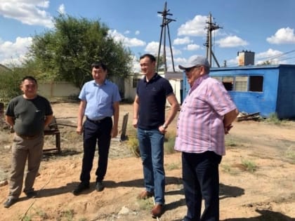 Руководитель министерства Калмыкии проинспектировал строительство водовода в муниципалитете