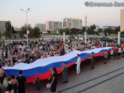 В столице Калмыкии провели велопробег и концерт ко Дню флага