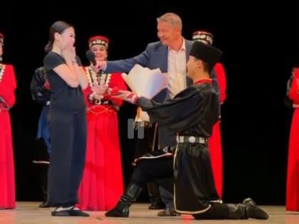 Артист театра «Ойраты» сделал предложение руки и сердца на бурятской сцене