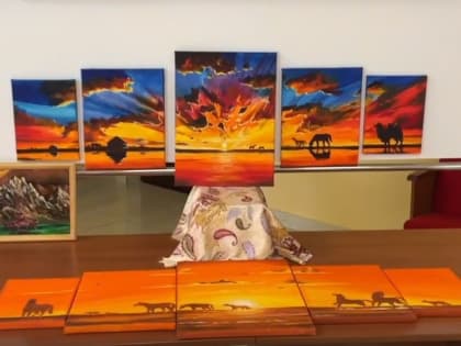 В райцентре Калмыкии прошла выставка местного художника