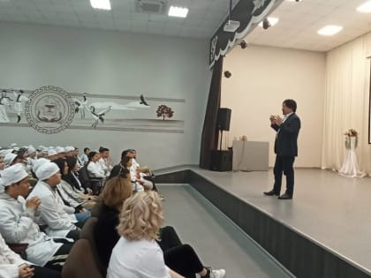 Бадма Башанкаев встретился со студентами Калмыцкого медицинского колледжа им. Т.Хахлыновой