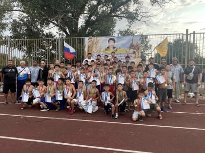 Калмыцкие борцы состязались в Кетченерах в «Бөк бәрлдән»