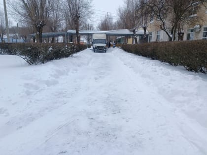 В Калмыкии волонтеры помогают убирать снег