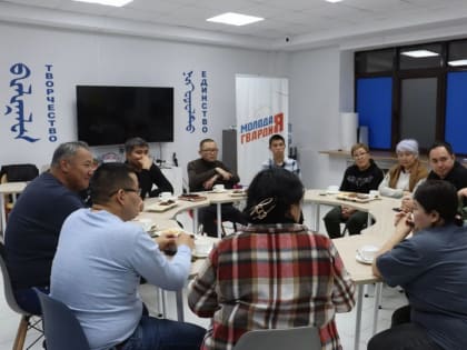 Олег Пюрбеев провел встречу с жителями 1 и 10 микрорайонов города Элисты