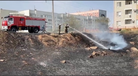 Что произошло в элисте. В Элисте пожар на 1 микрорайон. Последствие пожара на оптовой Элиста. Пожар в Элисте сегодня. Пожар в Элисте вчера на Ипподромной.