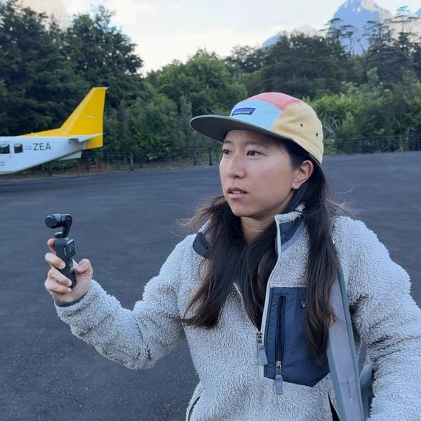 藍諾在紐西蘭機場手拿 DJI Pocket 4