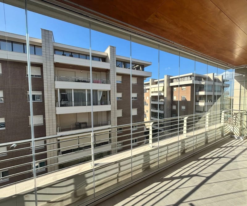 Vetrata panoramica VEPA installata su balcone Roma - Sistema a pacchetto trasparente