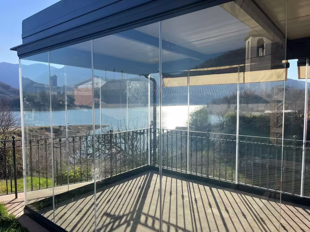 Chiusura balcone con vetrata panoramica a Prati Roma