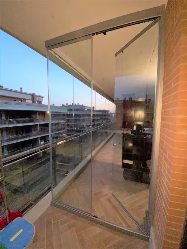 Chiusura balcone con vetrate scorrevoli