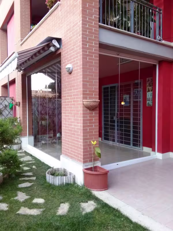 Sistema di chiusura in vetro per balconi senza permessi