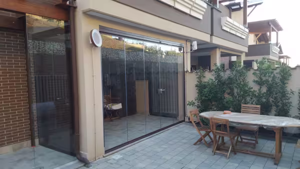 Vetrata scorrevole in parallelo per terrazzo a Roma — guide ribassate 24mm