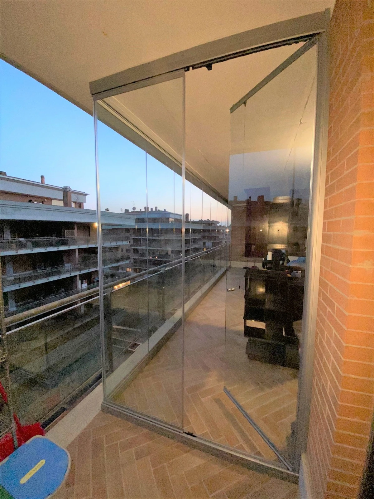 Chiusura balcone con vetrate scorrevoli