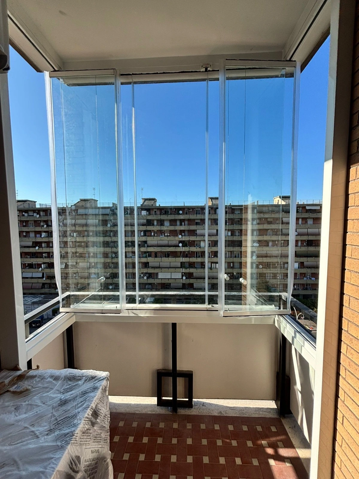 Vetrata panoramica chiusura balcone moderno