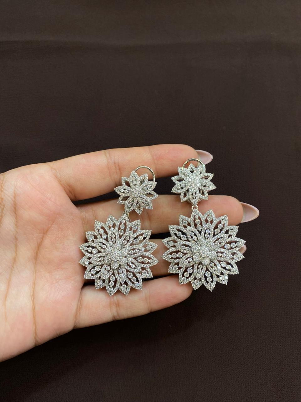 CLASSY FLOWER SHAPED EARRINGS