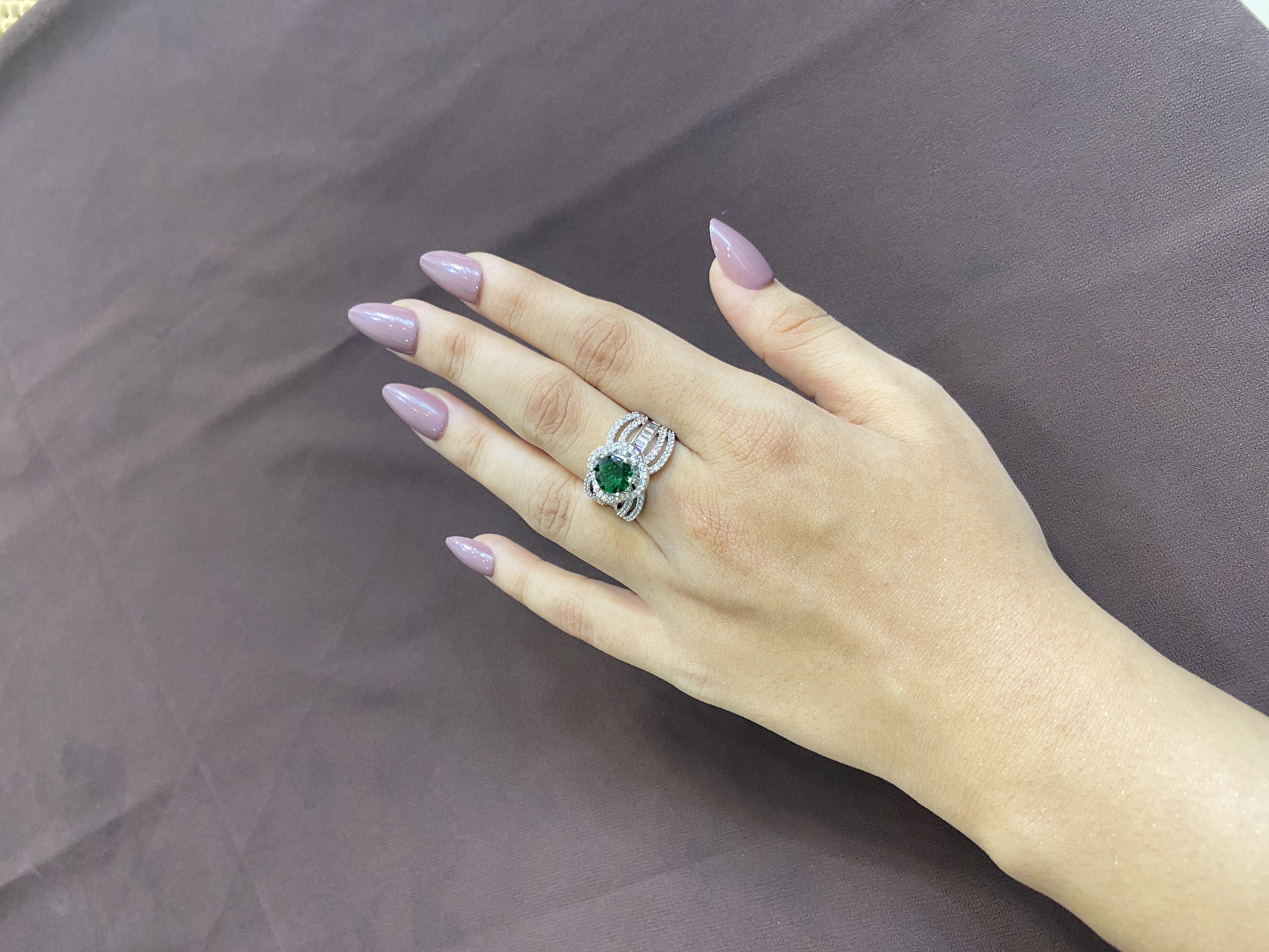 EMERALD GREEN SOLITAIRE STONE WITH SIDE CURVES LINES RING