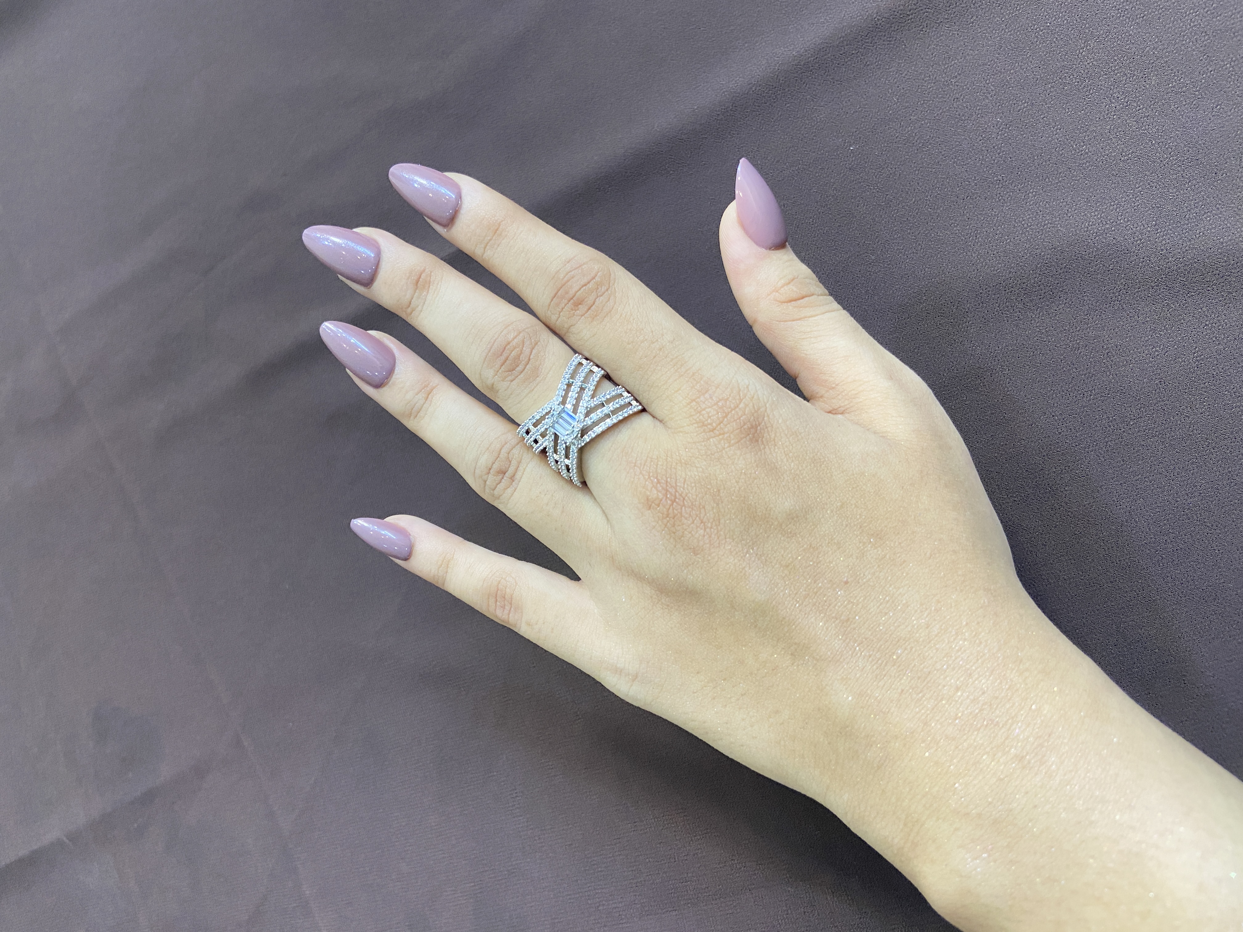 CROSS BAND RING WITH CENTRE BUGGET DIAMOND RING