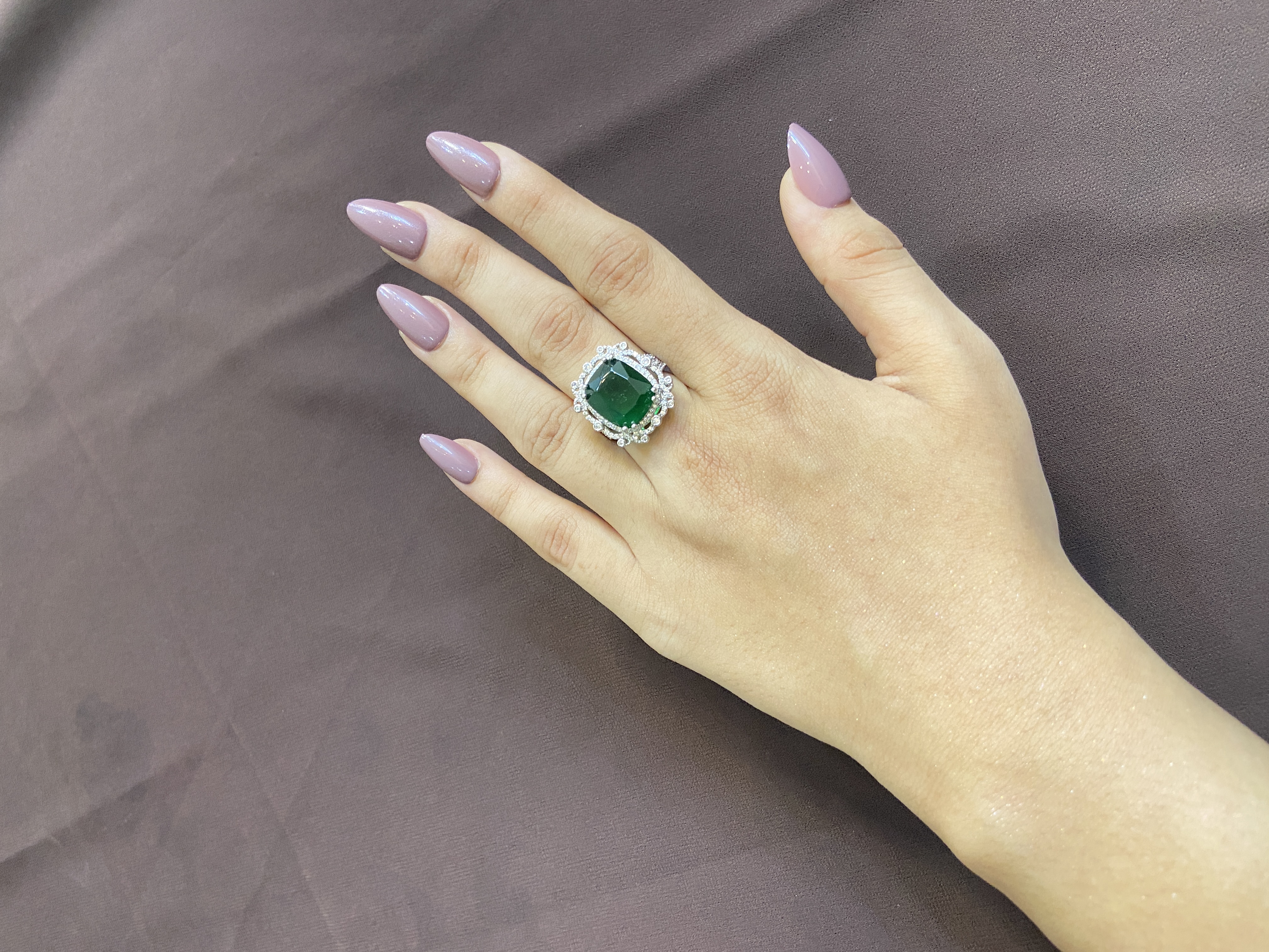 FOCUSED EMERALD GREEN STONE RING WITH ELEGANT DIAMOND BORDER