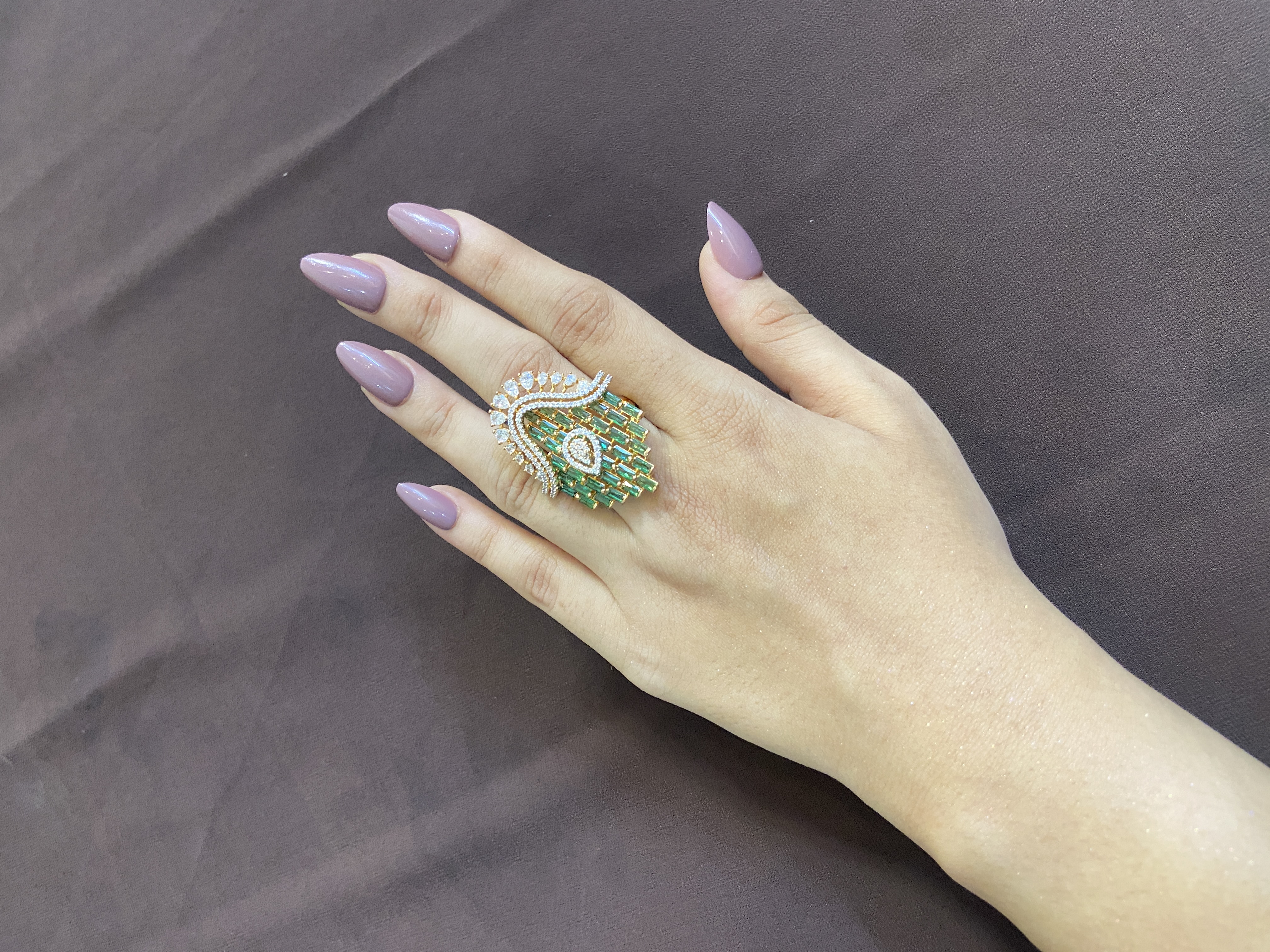 GREEN DROP LINE DIAMOND RING WITH WHITE STONES