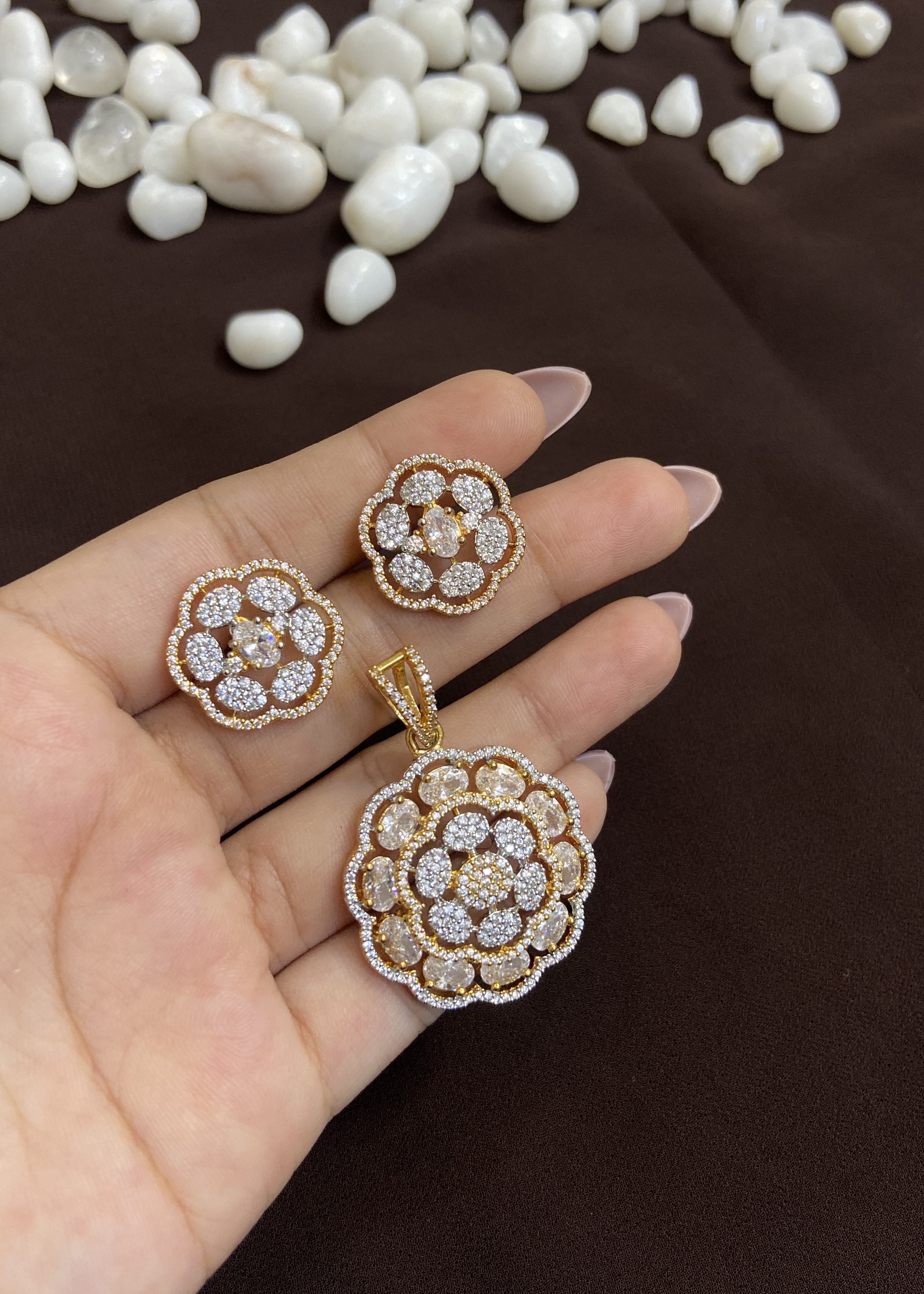 CLASSIC ROYAL FLORAL DESIGN PENDANT SET