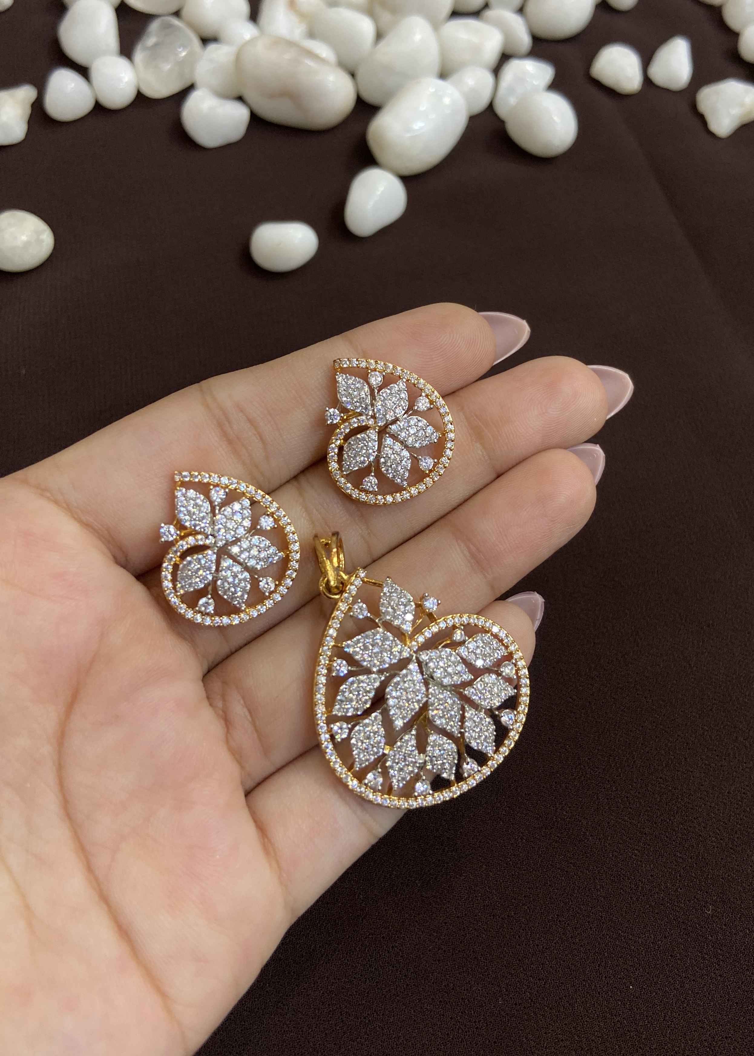 ELEGANT KITE DIAMOND WITH GOLD AND WHITE STONES PENDANT SET