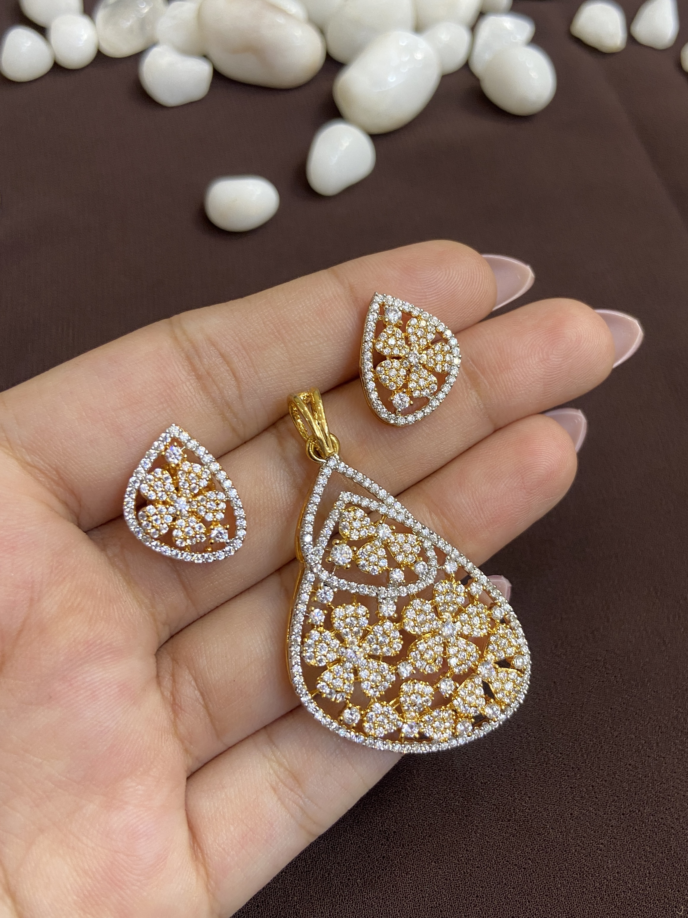 ELEGANT PENDTANT SET WITH FLORAL BLOOM DESIGN
