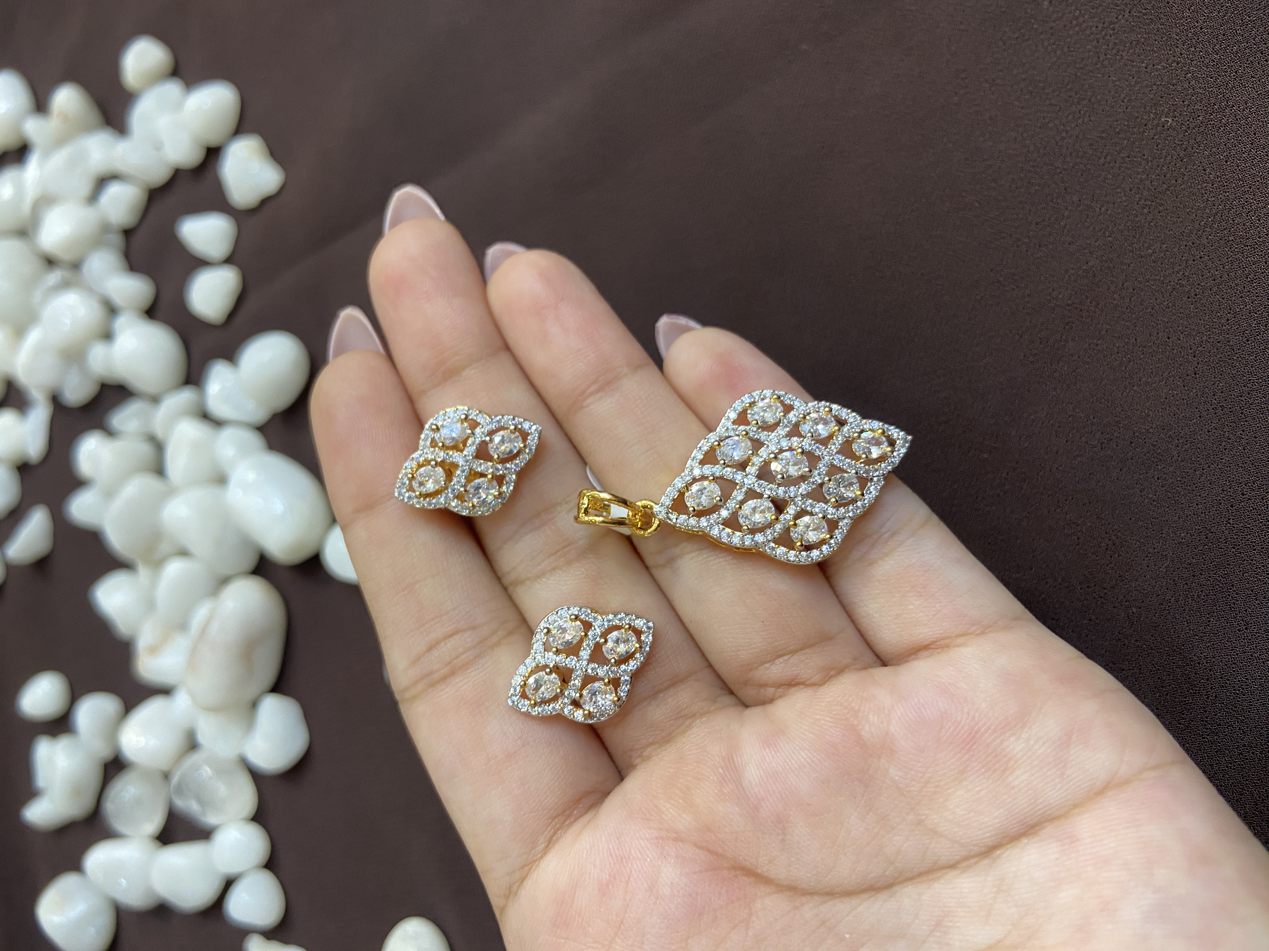DELICATE PENDANT SET WITH CHECKS DIAMOND