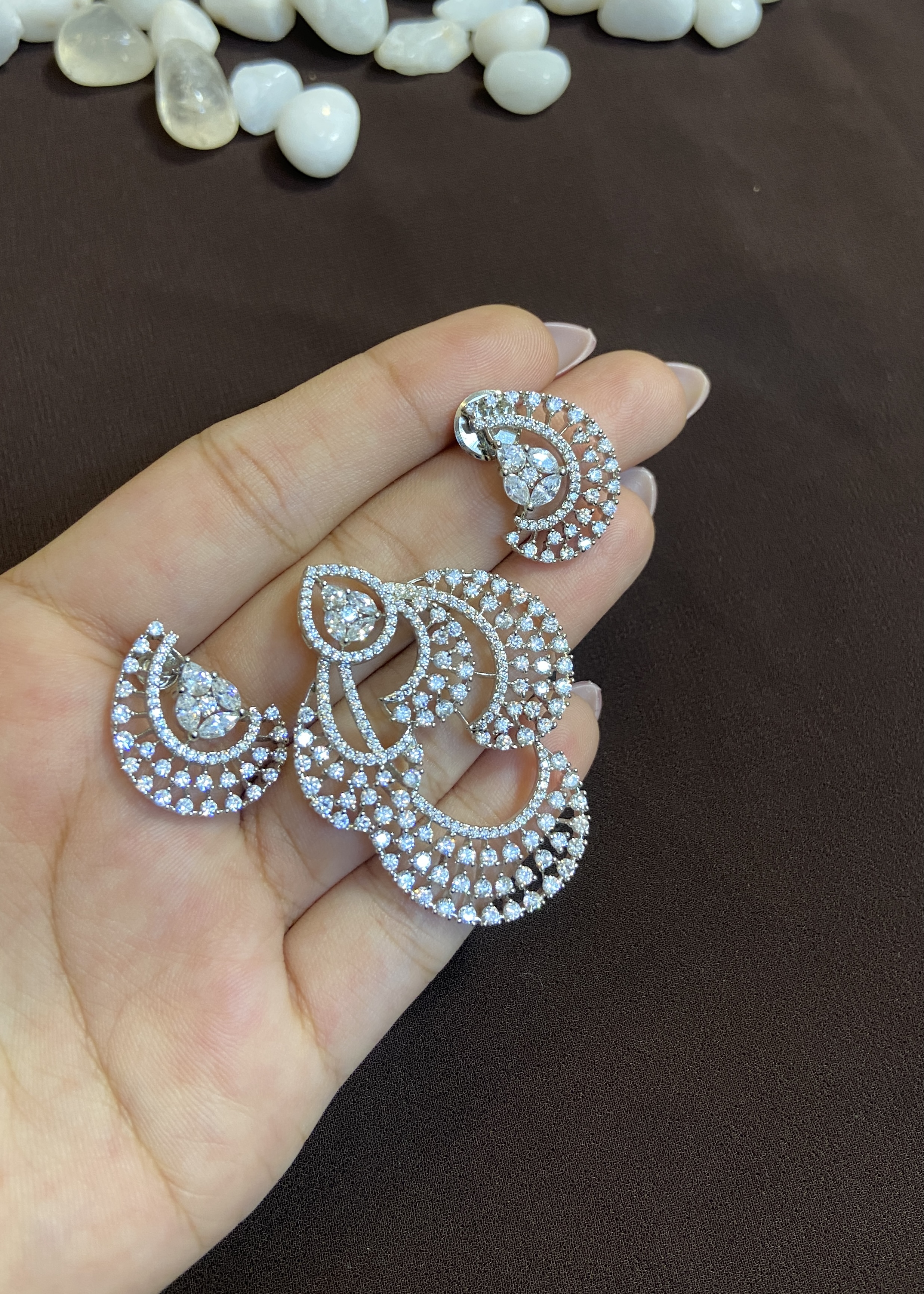 PEAR STONE CENTRE DIAMOND WITH SILVER CUT DESIGN PENDANT SET
