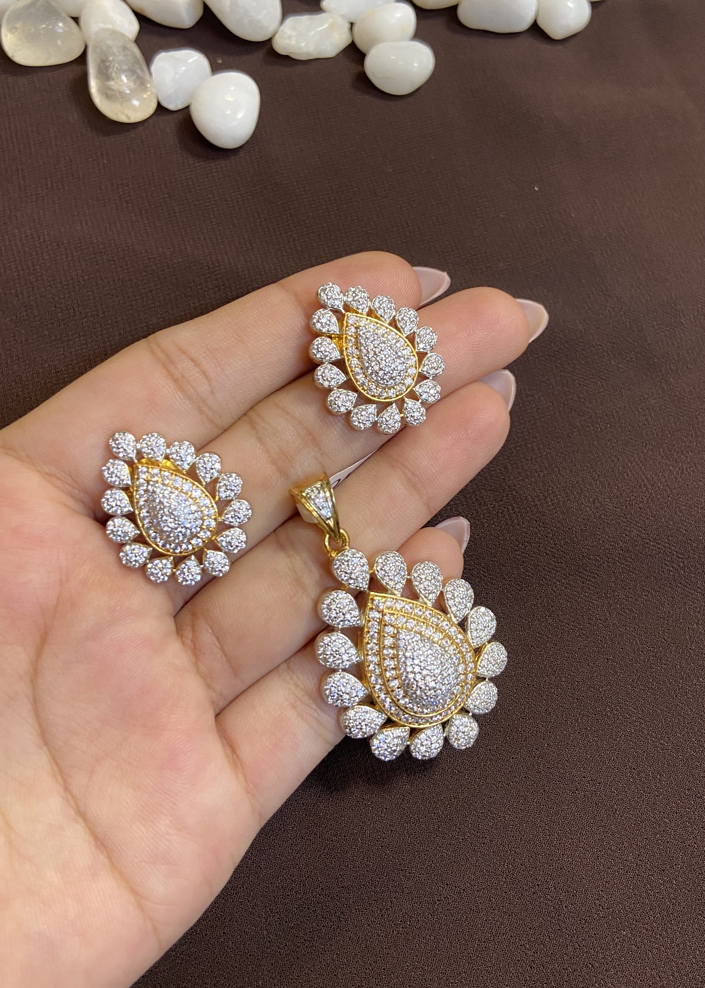 PEAR SHAPED DIAMOND PENDANT SET WITH GOLD POLISH