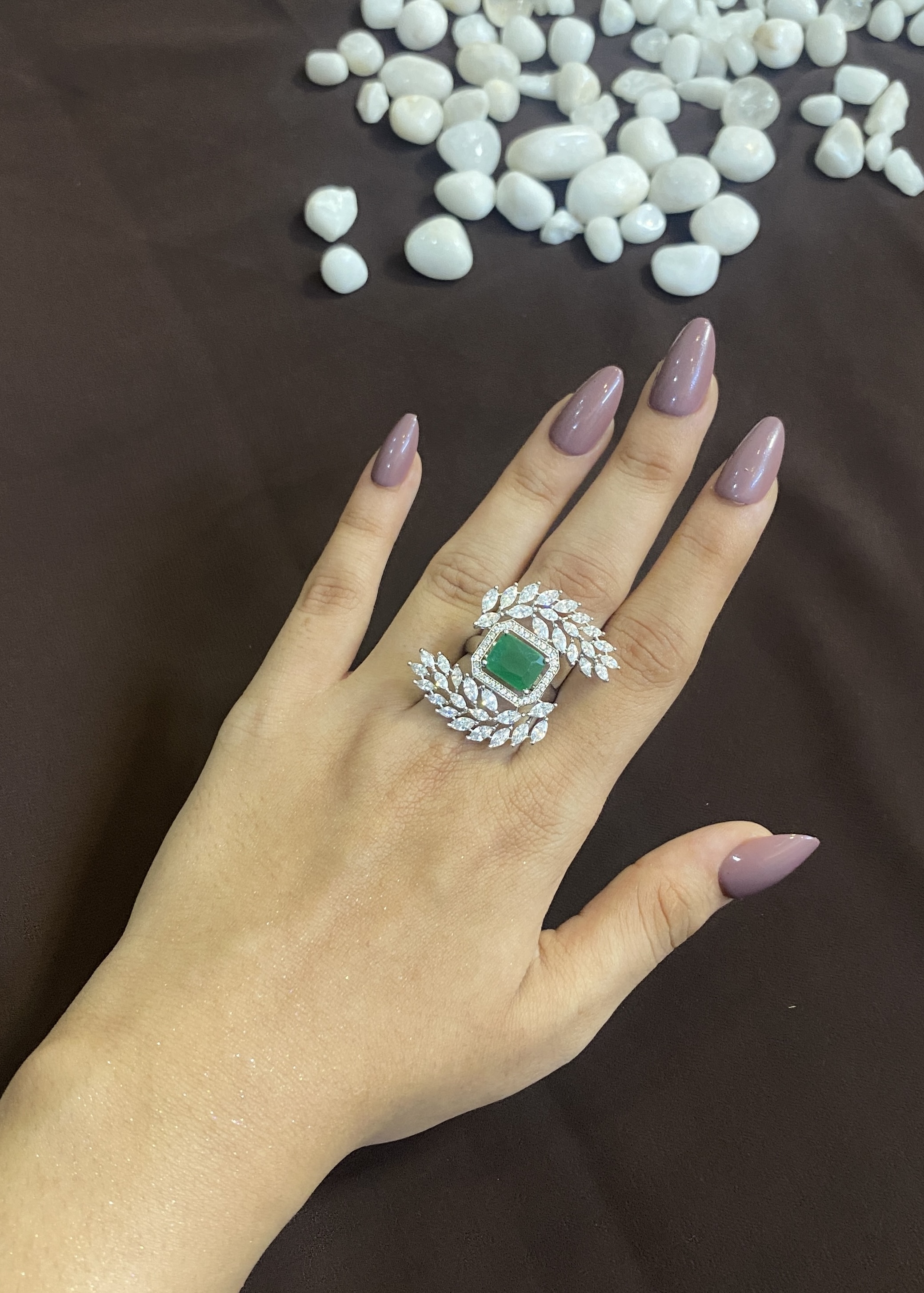GREEN CENTRE STONE WITH LEAF CLUSTER DESIGN RING