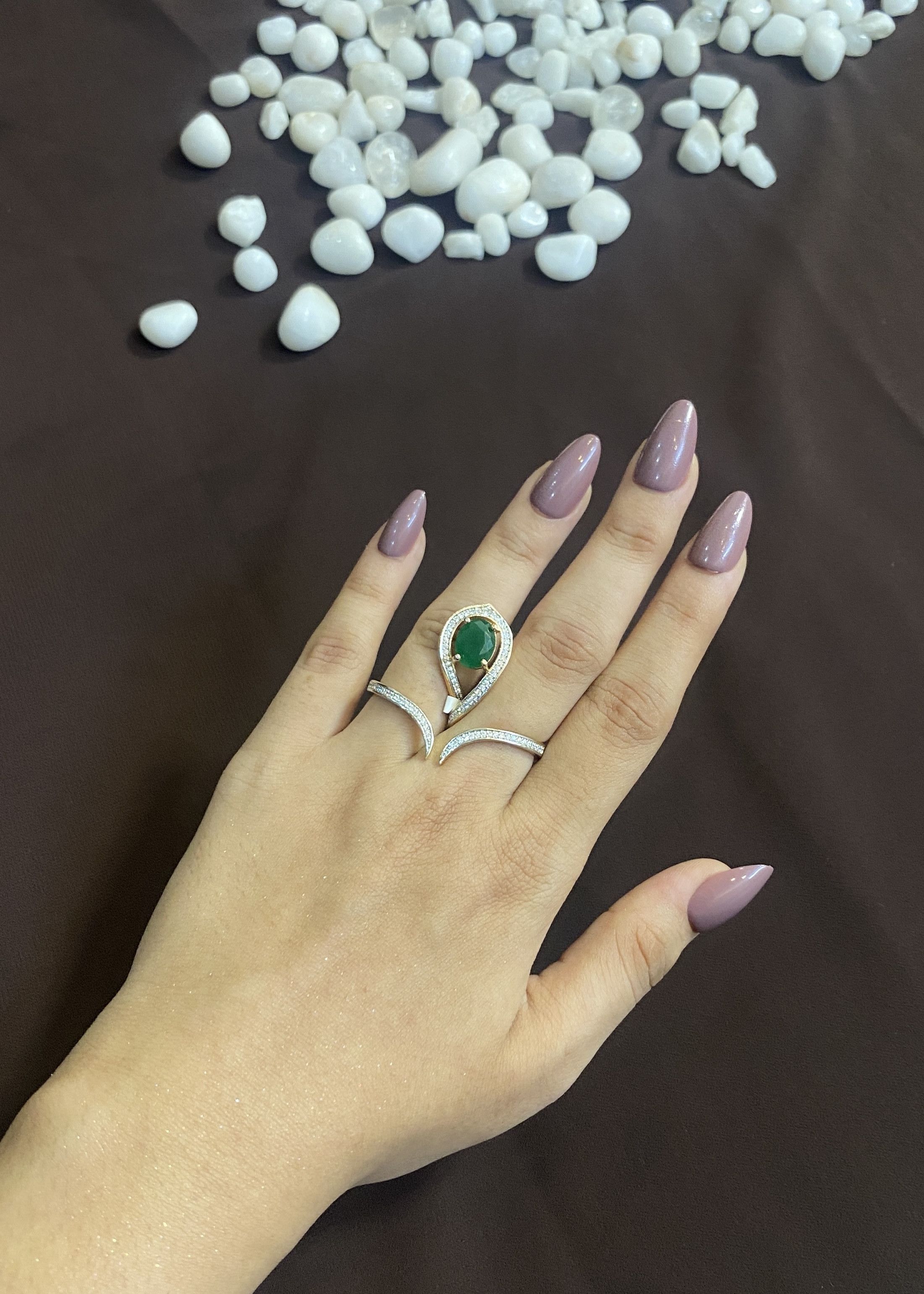 DOUBLE FINGER RING WITH SINGLE GREEN DIAMOND