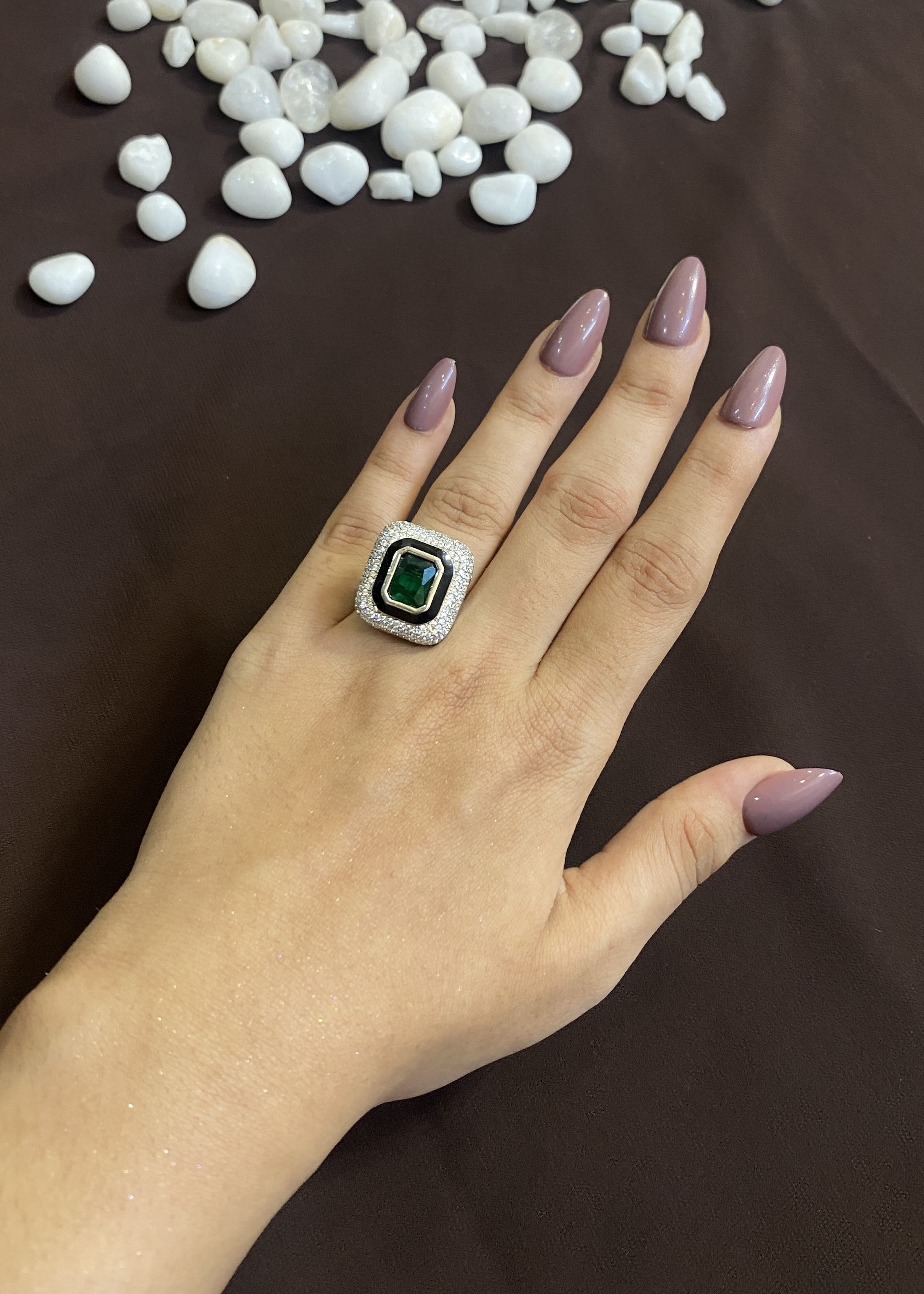 EMERALD STONE WITH BLACK BORDERS & SILVER DIAMONDS RING