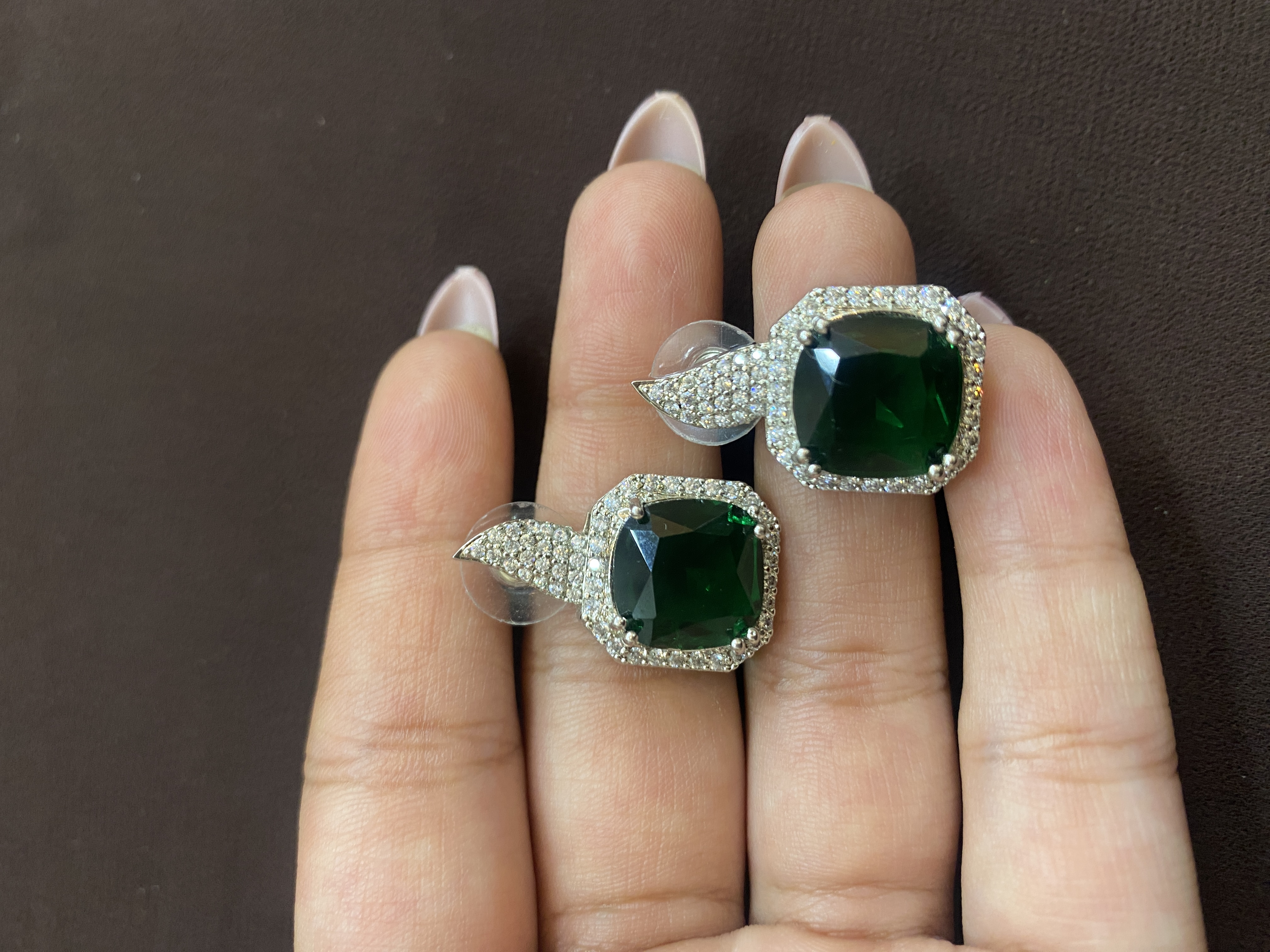 ELEGANT EMERALD GREEN FOCUSED STONE TOPS