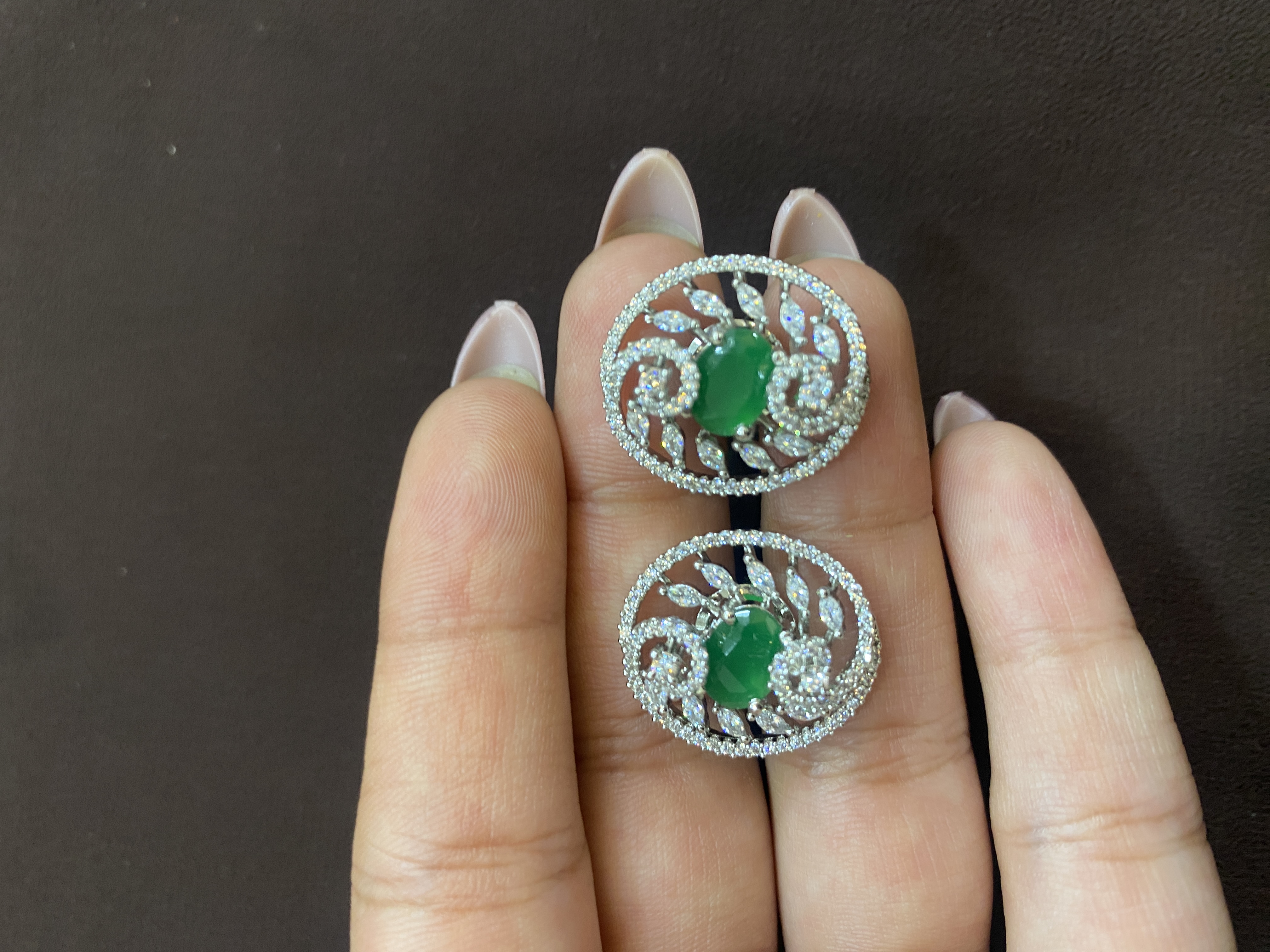 GREEN CENTRED STONE WITH DIAMOND TOPS