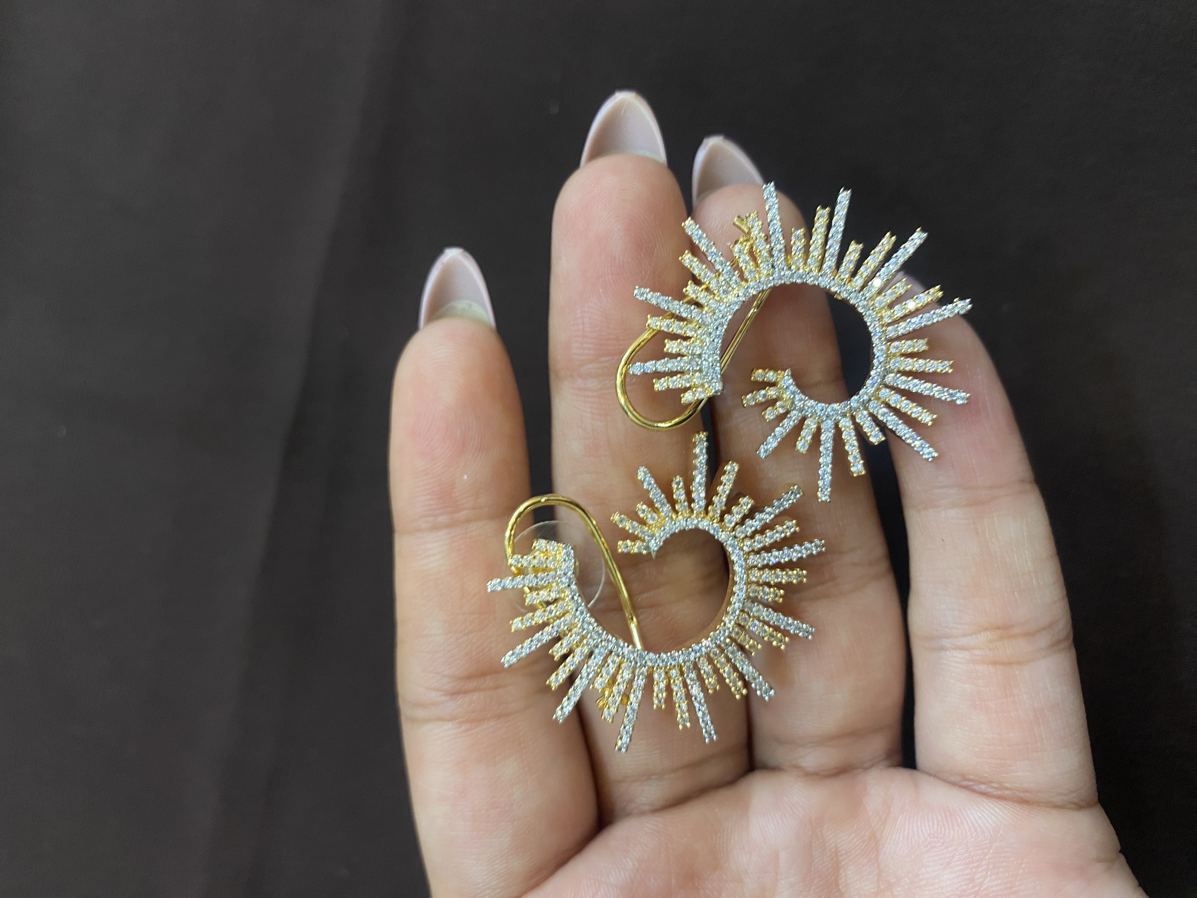 BEAN CURVED SHAPED EARRINGS WITH SPARKLING DIAMOND LINE
