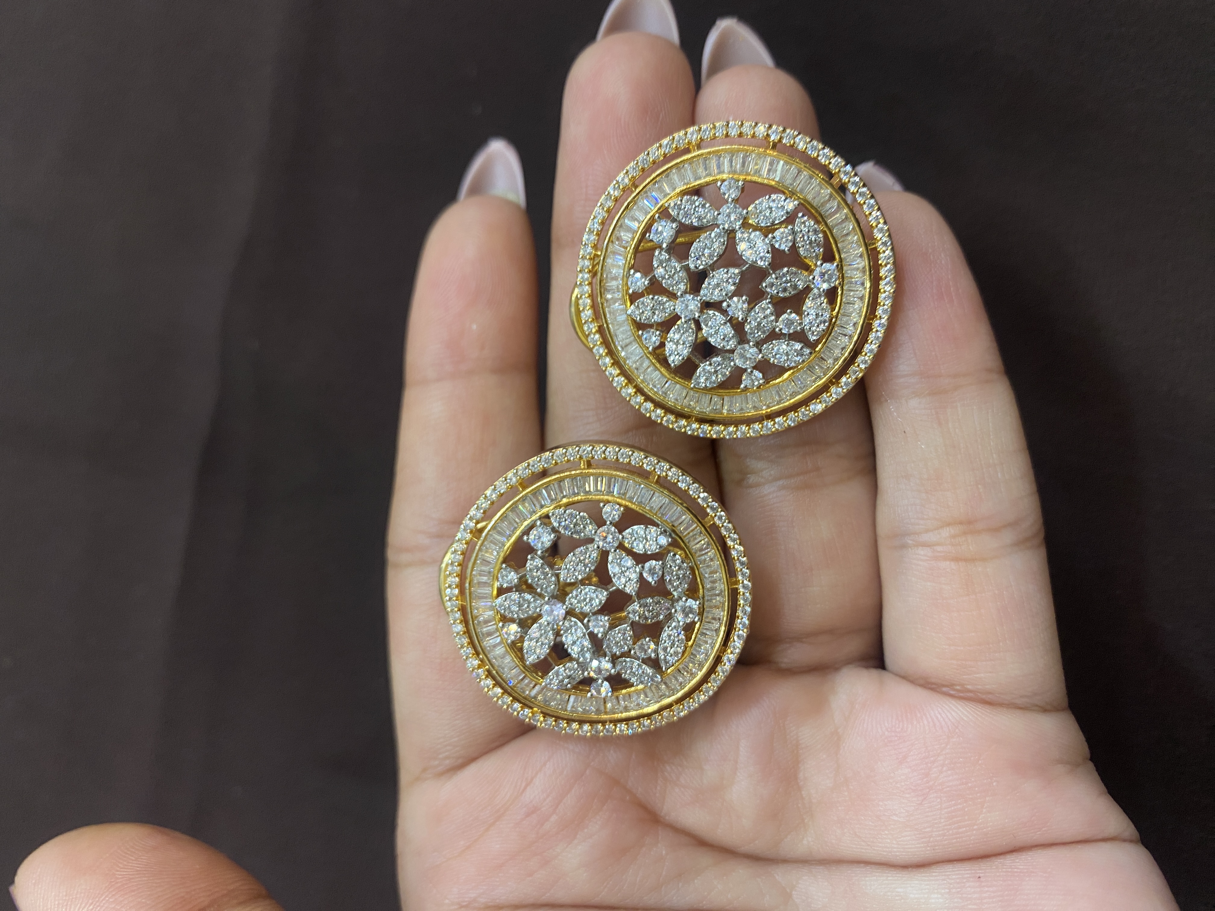 BUGGETS BORDER WITH CENTRE FLORAL DIAMOND TOPS