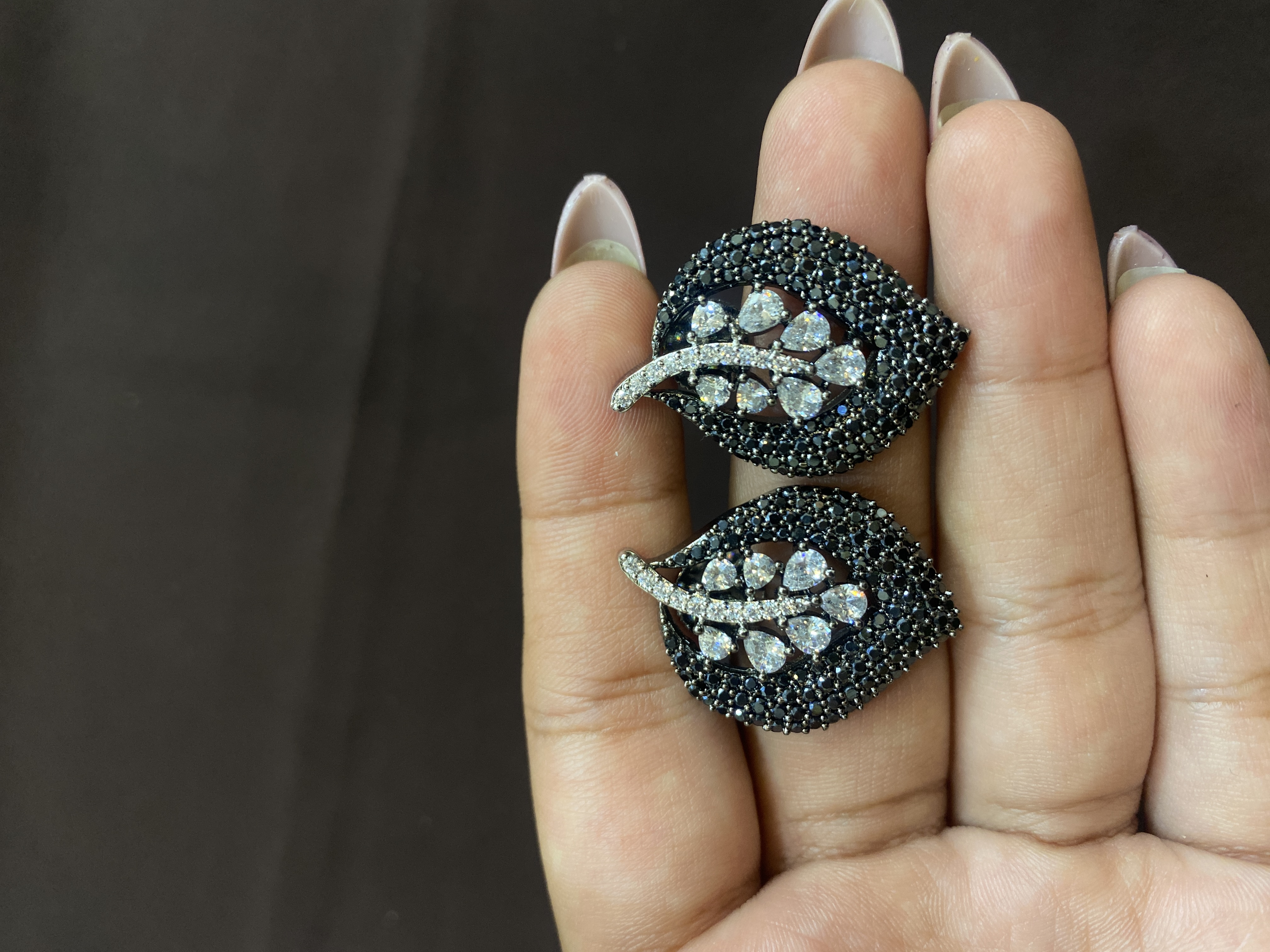 BLACK STONES WITH DIAMOND LEAVES STYLE TOPS